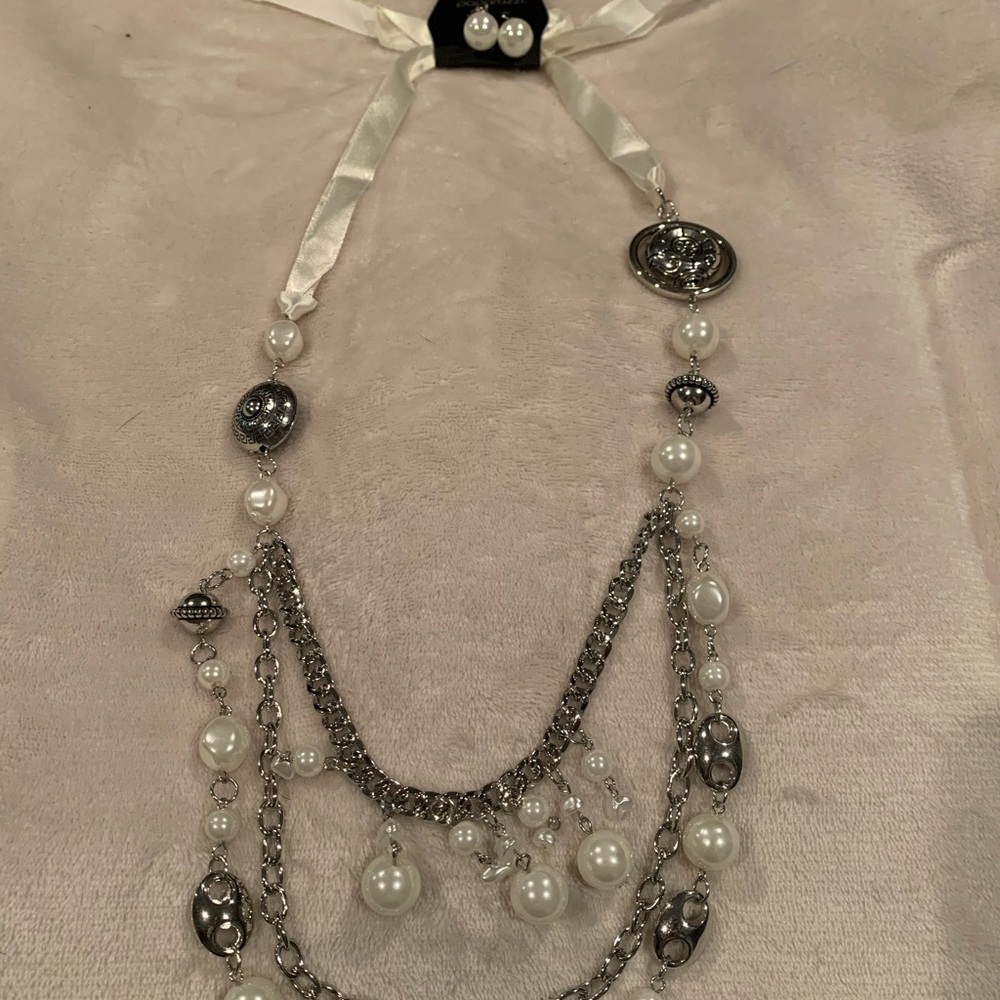 White necklace